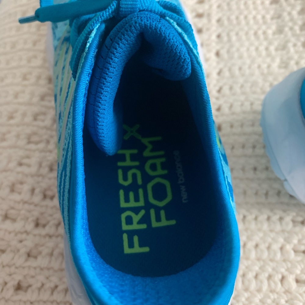 Ladies Running Shoes - Picture 2 of 6